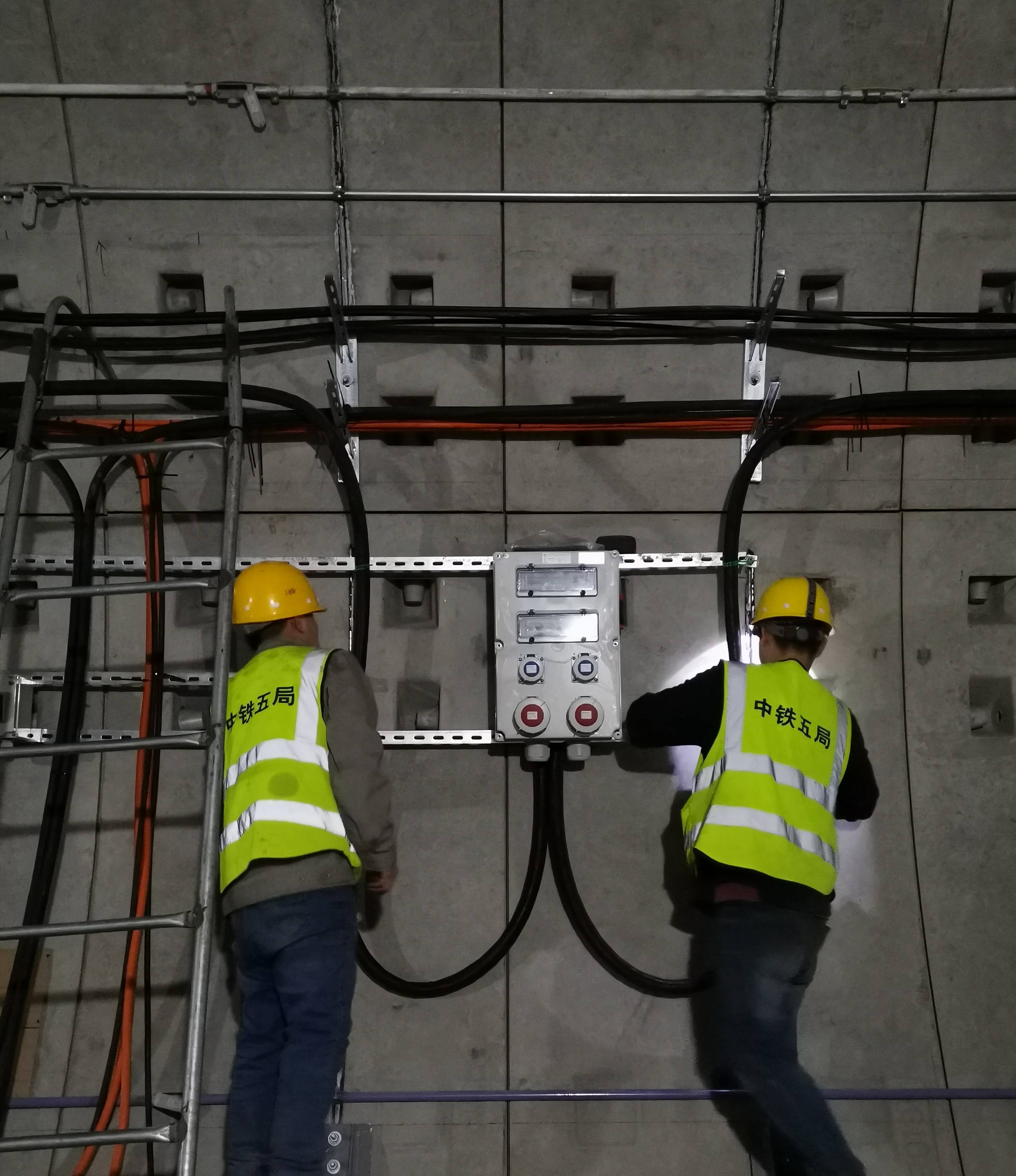 上海地鐵18號(hào)線3標(biāo)機(jī)電安裝工程順利通過(guò)預(yù)驗(yàn)收